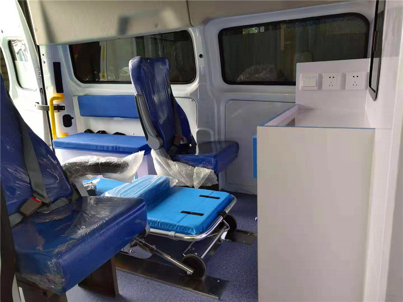 福特新全順V362長(zhǎng)軸中頂運(yùn)輸型救護(hù)車(chē)（柴油）