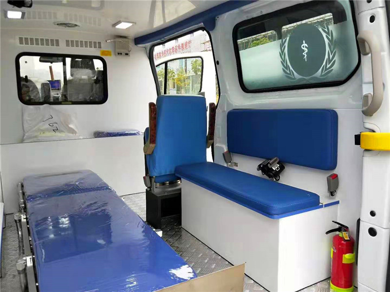 福特新全順V362短軸救護(hù)車(chē)