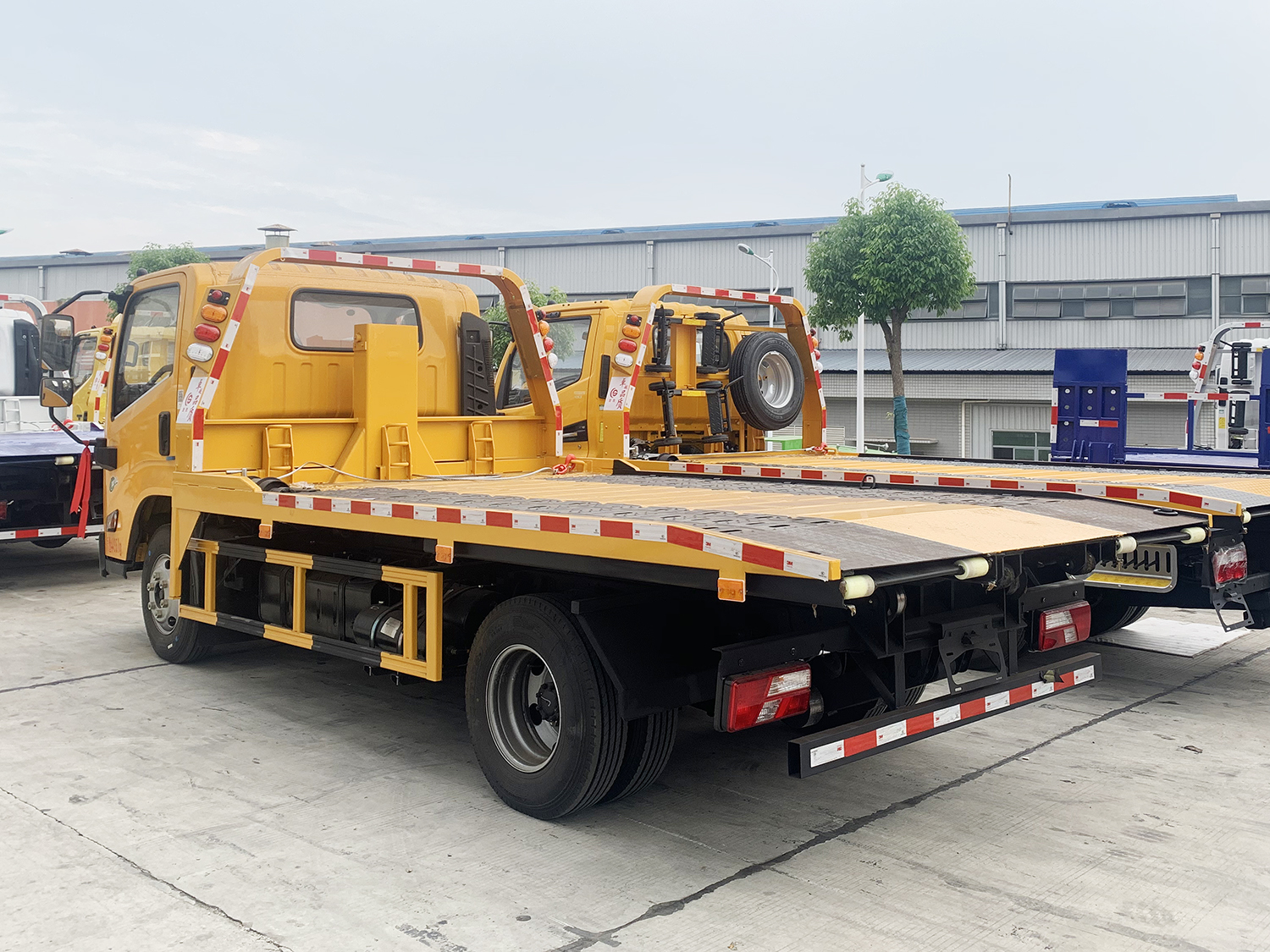 江鈴凱運(yùn)全落地伸縮板清障車(chē)