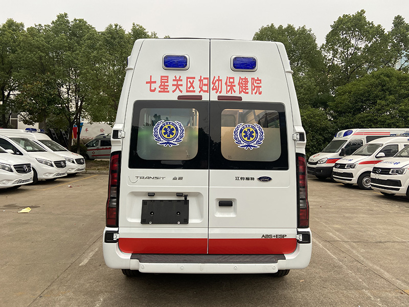 福特V348長(zhǎng)軸中頂救護(hù)車(chē)